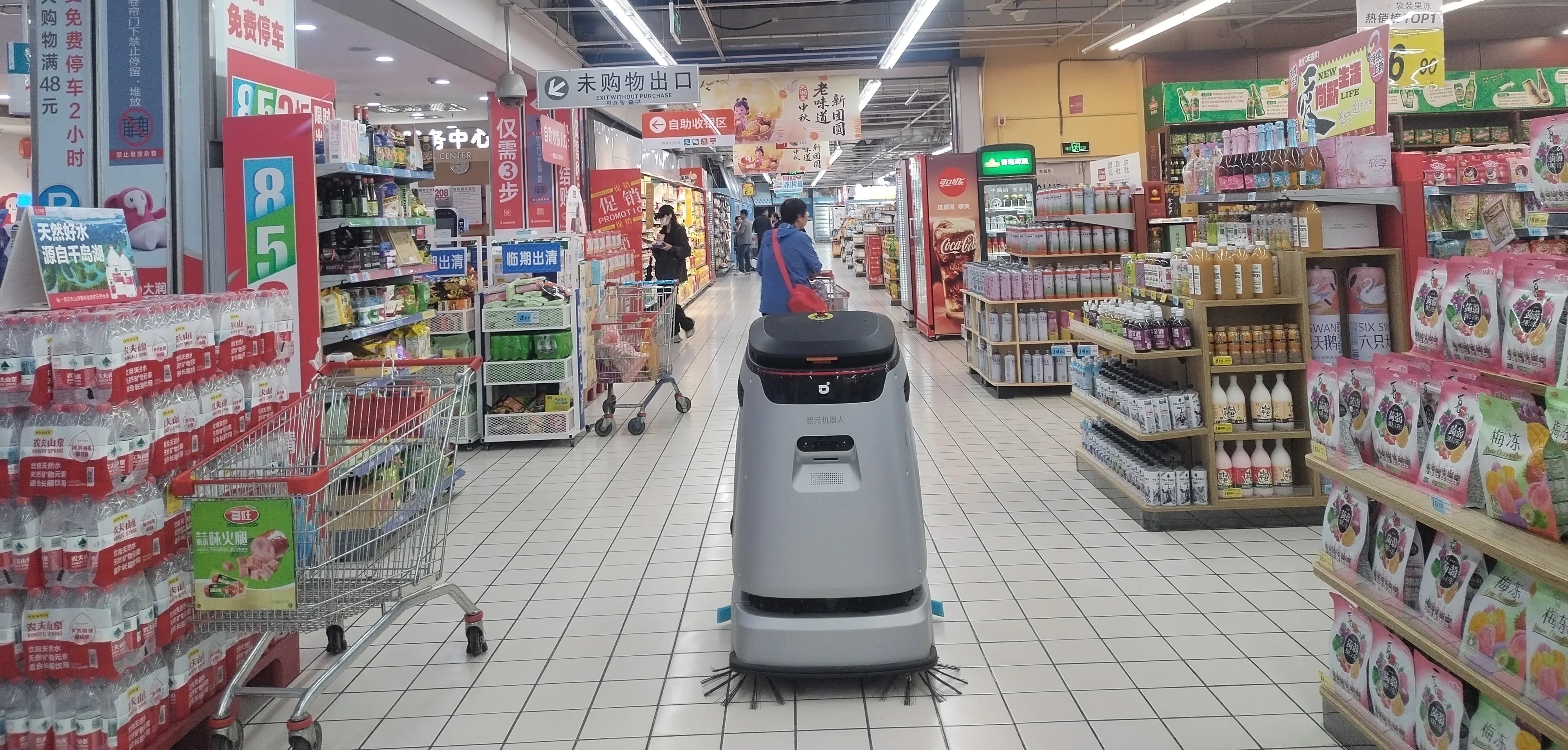 Working the main aisle during trading hours